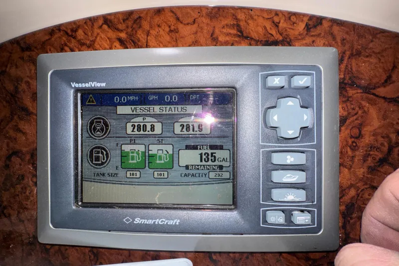 Slide: The Image of SmartCraft VesselView display on 2004 Sea Ray Sundancer 320 showing vessel status and fuel levels. - 46