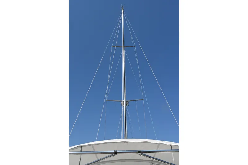 Slide: The Image of Mast of a 2002 Catalina 400 MkII sailboat against a clear blue sky. - 4