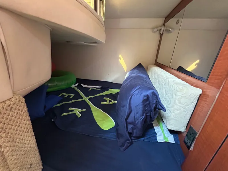 Slide: The Image of Interior of a 2005 Sea Ray Sundancer 280 yacht cabin. - 10