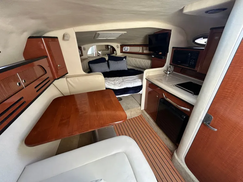 Slide: The Image of Interior of 2005 Sea Ray Sundancer 280 yacht. - 4
