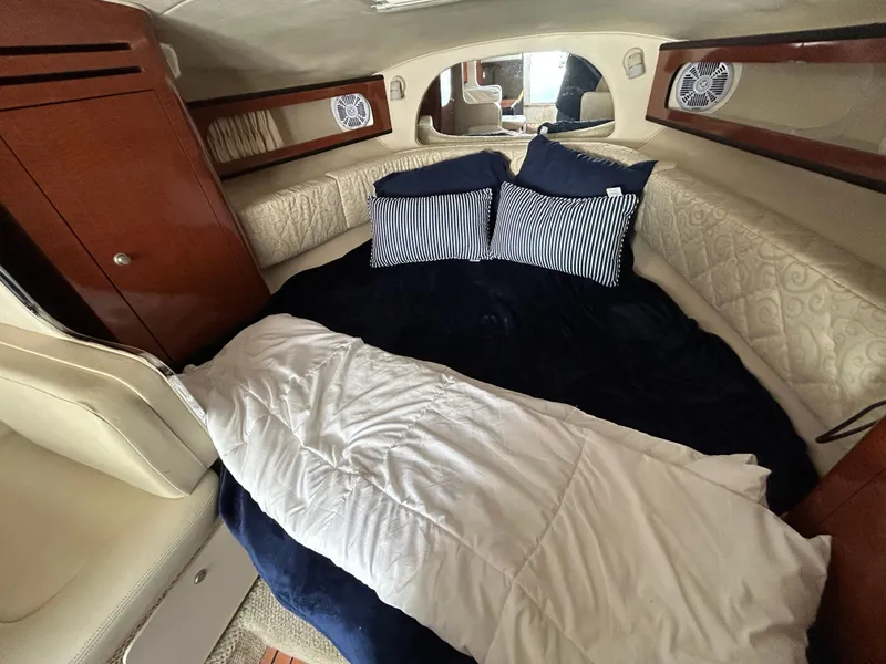 Slide: The Image of Interior of a 2005 Sea Ray Sundancer 280 yacht cabin. - 8