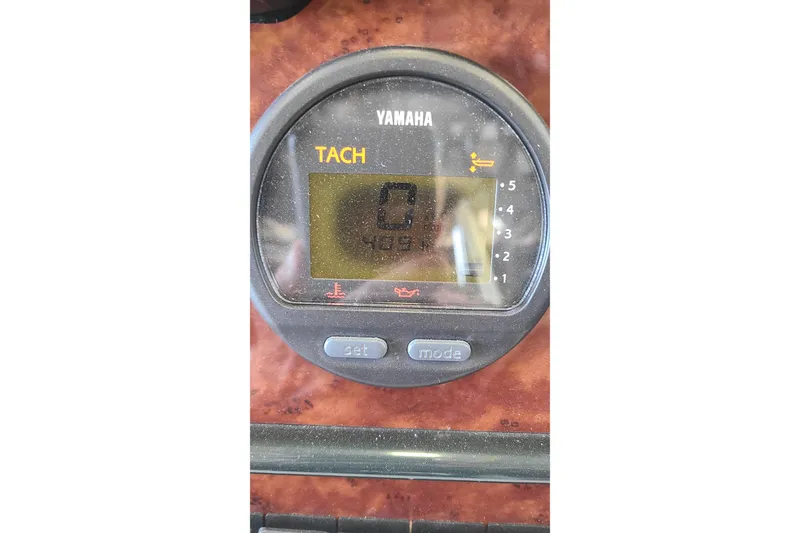 Slide: The Image of Yamaha tachometer display on 2013 Sea Hunt Escape 234 LE boat dashboard. - 13