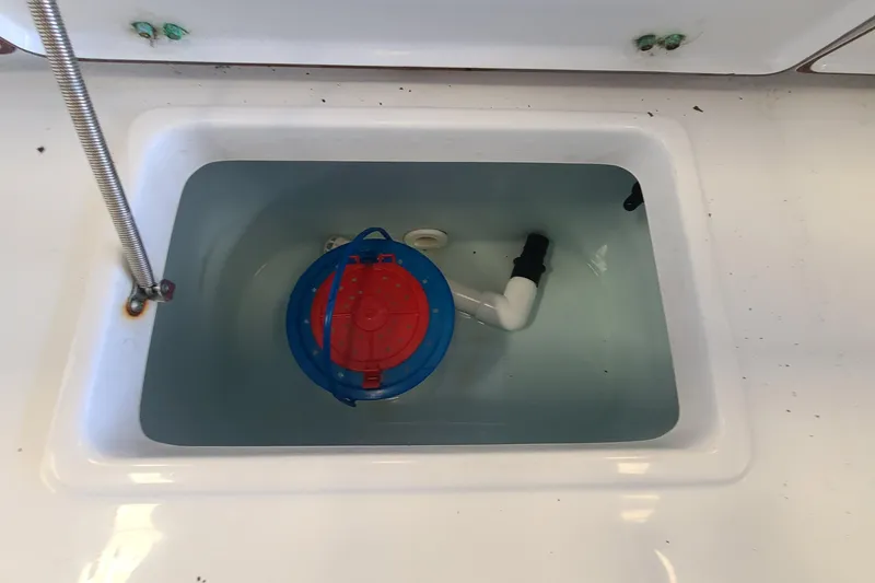 Slide: The Image of Livewell tank in 2013 Sea Hunt Escape 234 LE boat, featuring a blue and red lid. - 26