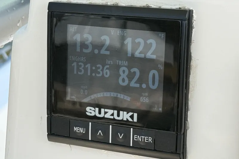 Slide: The Image of Suzuki engine display on 2018 Sea Born LX24 Center Console boat. - 14