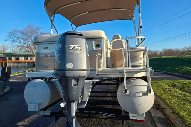 Slide: The Image of 2008 Bennington 2275RL pontoon boat with Yamaha 75 horsepower outboard motor. - 2