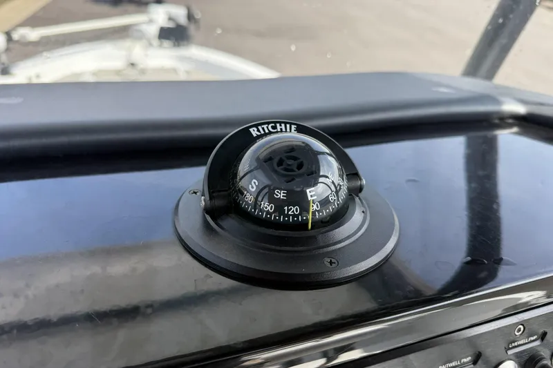 Slide: The Image of Compass on 2019 Wellcraft 221 Bay boat dashboard, showing southeast direction. - 21