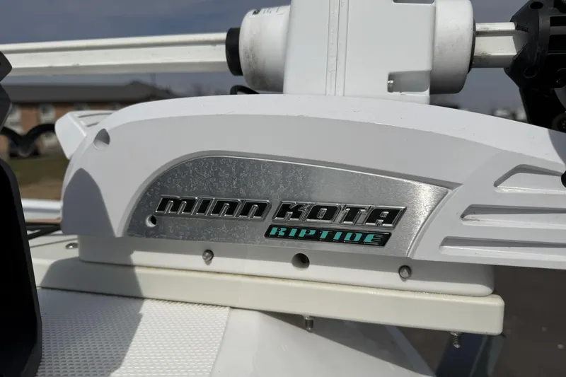 Slide: The Image of Minn Kota Riptide motor on 2019 Wellcraft 221 Bay boat. - 22