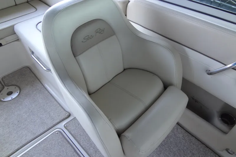 Slide: The Image of Captain's chair on 2010 Sea Ray 260 Sundeck boat, featuring beige upholstery. - 44