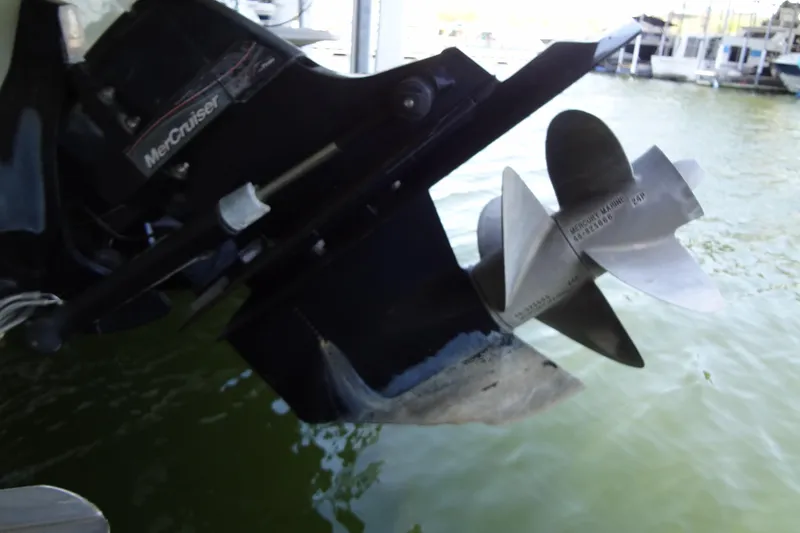 Slide: The Image of Outboard motor and propeller of 2010 Sea Ray 260 Sundeck in water. - 53