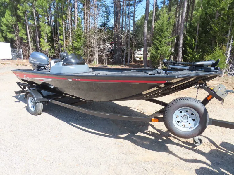The Image of 2012 G3 Eagle 166 SE boat with Yamaha 40 motor on trailer. - 1