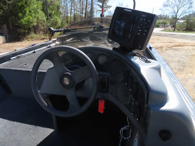 Slide: The Image of 2012 G3 Eagle 166 SE boat console with fish finder. - 17