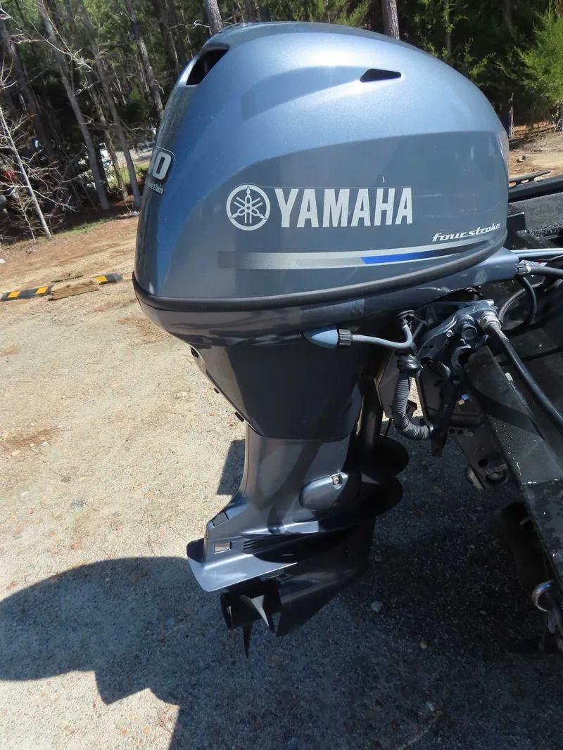Slide: The Image of Yamaha outboard motor on a 2012 G3 Eagle 166 SE boat. - 5