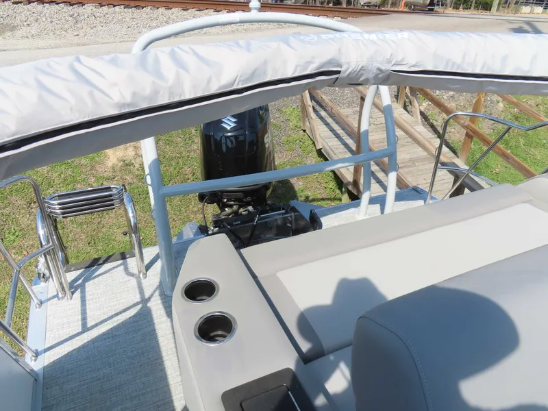 Slide: The Image of Premier SUNSATION 210 RL 2026 with motor and seating area. - 21