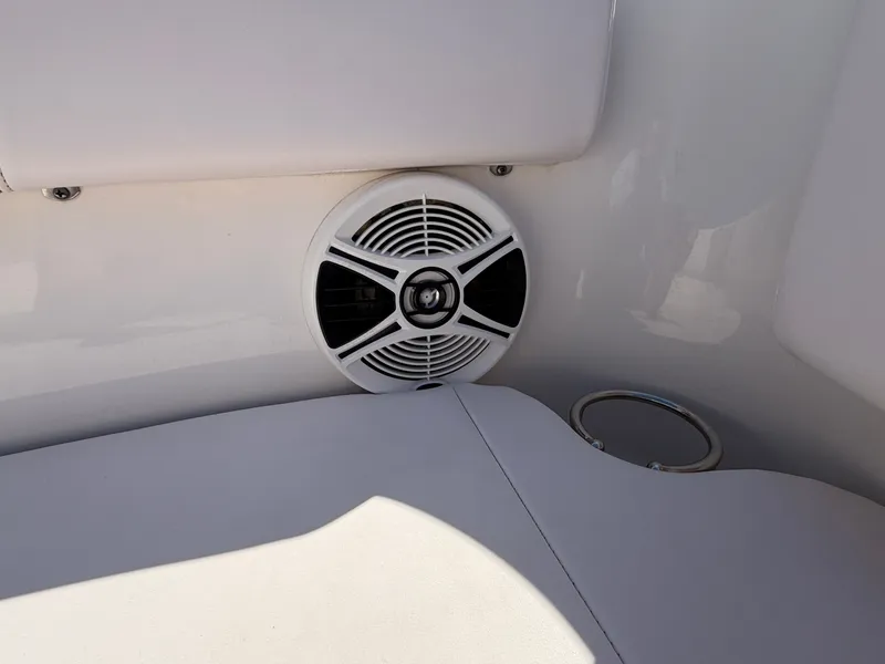 Slide: The Image of Robalo R227 Dual Console 2016 - 23