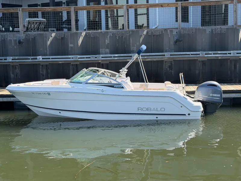 Slide: The Image of Robalo R227 Dual Console 2016 - 24