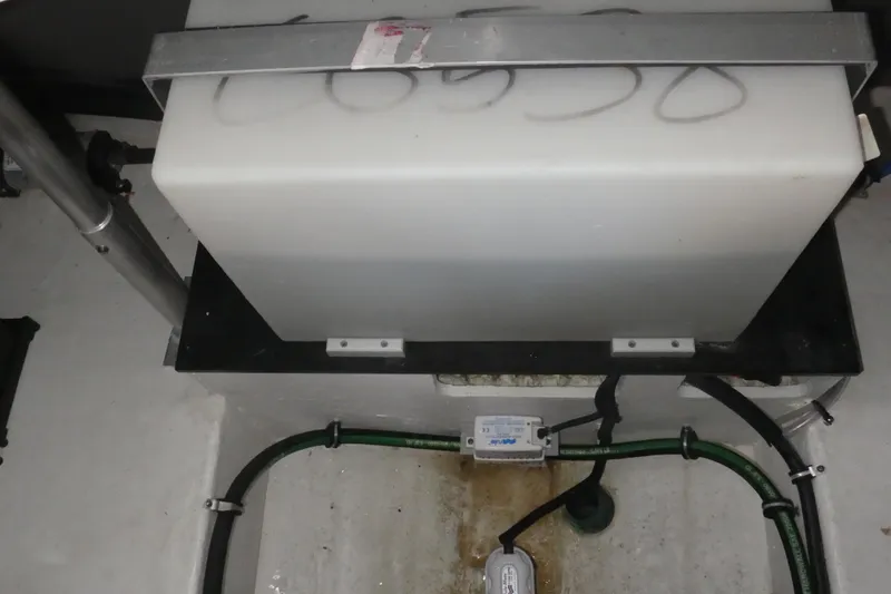 Slide: The Image of Monterey 295 Sport Yacht 2019 - 51