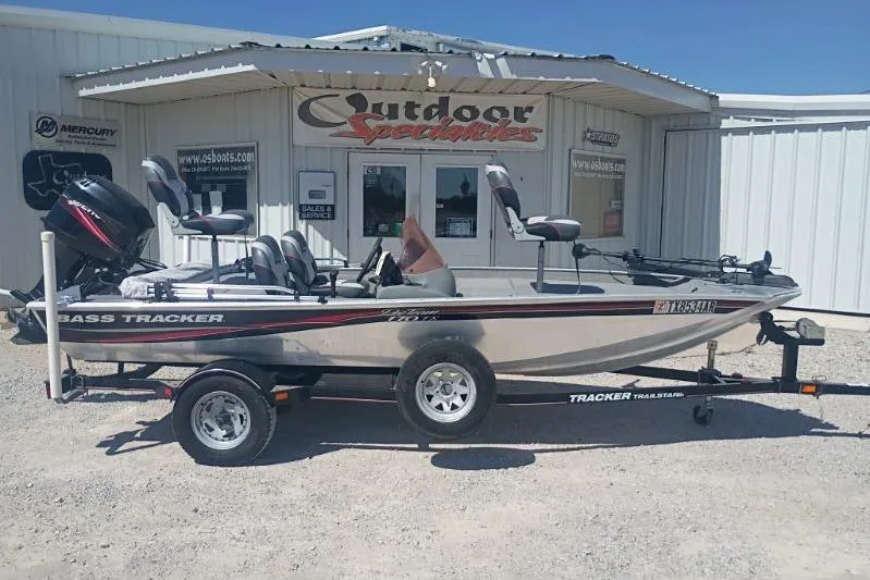 The Image of 2007 Tracker Pro Team 175 boat on trailer outside dealership. - 1