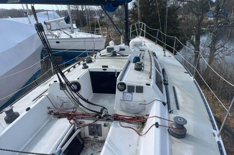 Slide: The Image of 1986 Alsberg Brothers Express 37 sailboat deck with rigging and winches. - 5