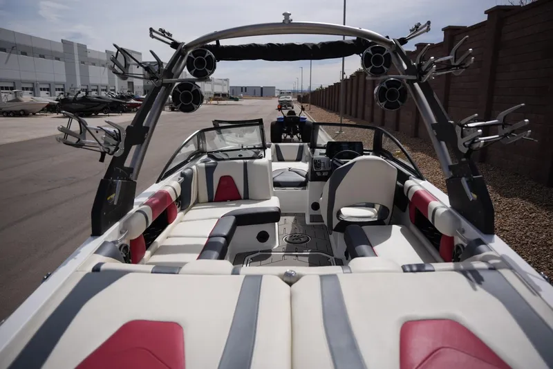 Slide: The Image of Interior view of a 2018 Malibu Wakesetter 21 VLX boat. - 19