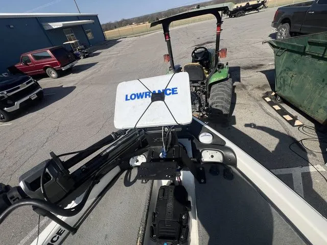 Slide: The Image of Phoenix 721 ProXP 2010 with Lowrance device in parking lot. - 28