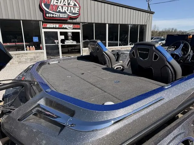 Slide: The Image of 2024 Ranger Z520R boat displayed at Weda's Marine. - 5