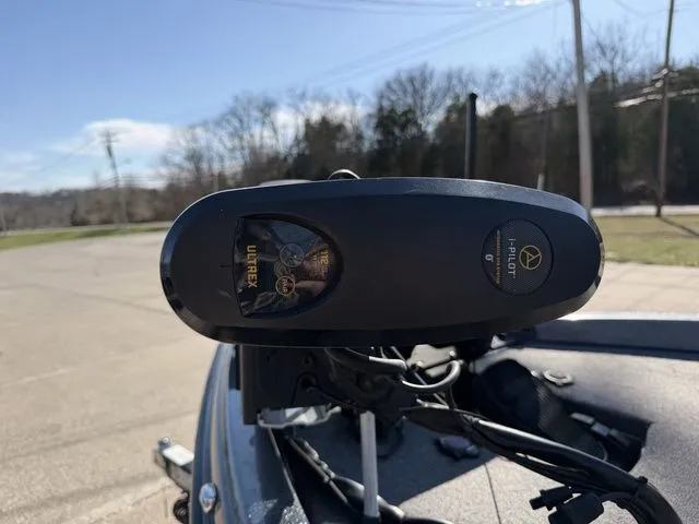 Slide: The Image of Phoenix 20phx 2021 boat with Minn Kota Ultrex i-Pilot motor. - 13