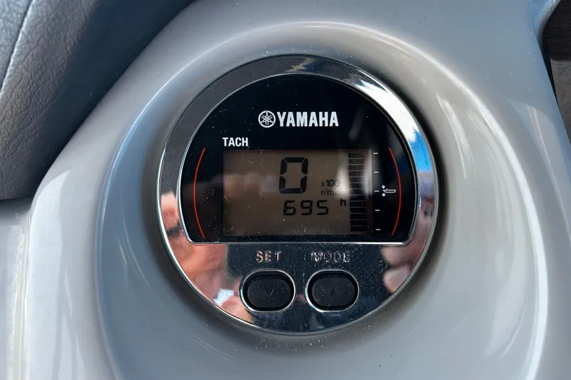Slide: The Image of Yamaha tachometer on 2016 Chaparral 210 Suncoast, displaying 695 hours. - 21