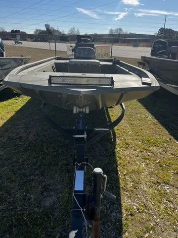 Slide: The Image of 2021 Tracker TRACKER 1860 MVX boat on trailer outdoors. - 17