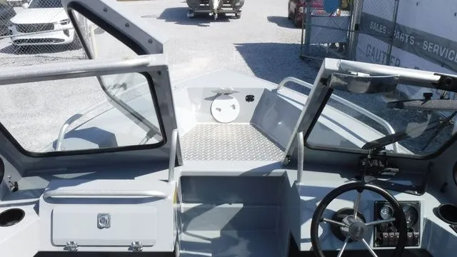 Slide: The Image of Interior view of a 2018 Hewescraft Sportsman 160 boat. - 10