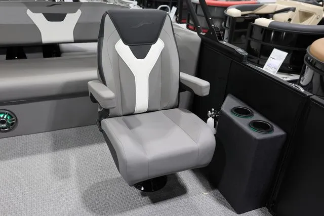 Slide: The Image of Evotti 521 CS boat seat, gray, luxurious design, 2026 model. - 13