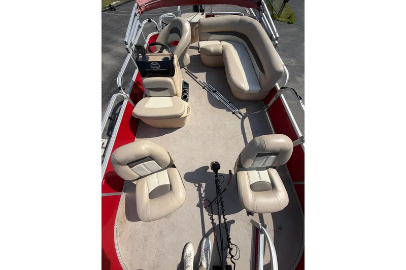 Slide: The Image of 2016 Sun Tracker Bass Buggy 18 DLX pontoon boat with beige seating and red accents. - 6