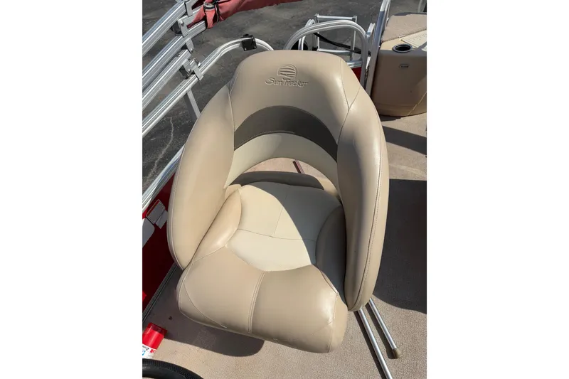 Slide: The Image of Beige captain's chair on 2016 Sun Tracker Bass Buggy 18 DLX pontoon boat. - 8