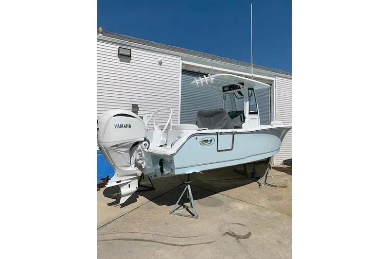 Slide: The Image of 2026 Sea Hunt Ultra 239 SE boat with Yamaha engine on display. - 4