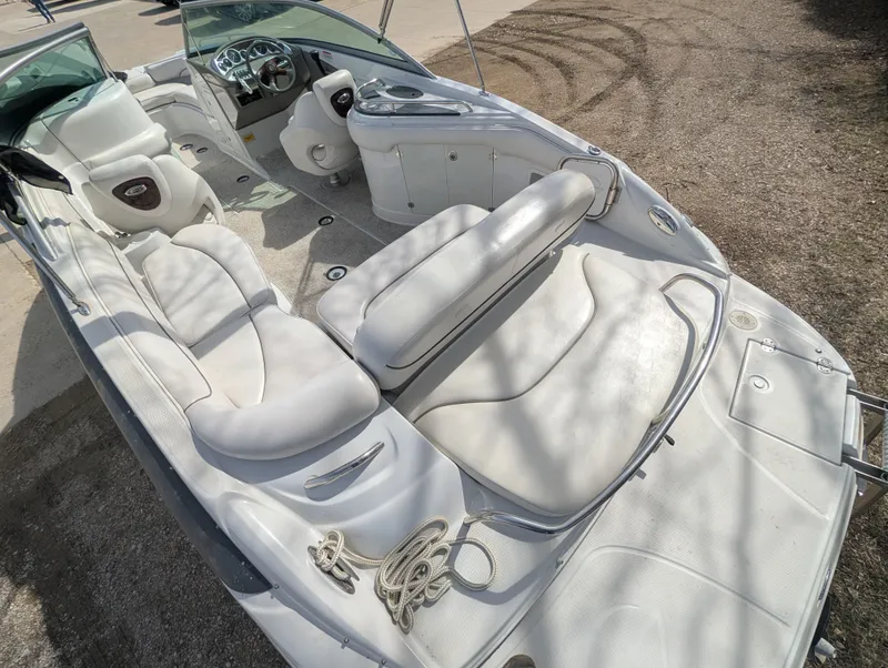 Slide: The Image of Crownline Boats 240 EX 2004 - 14