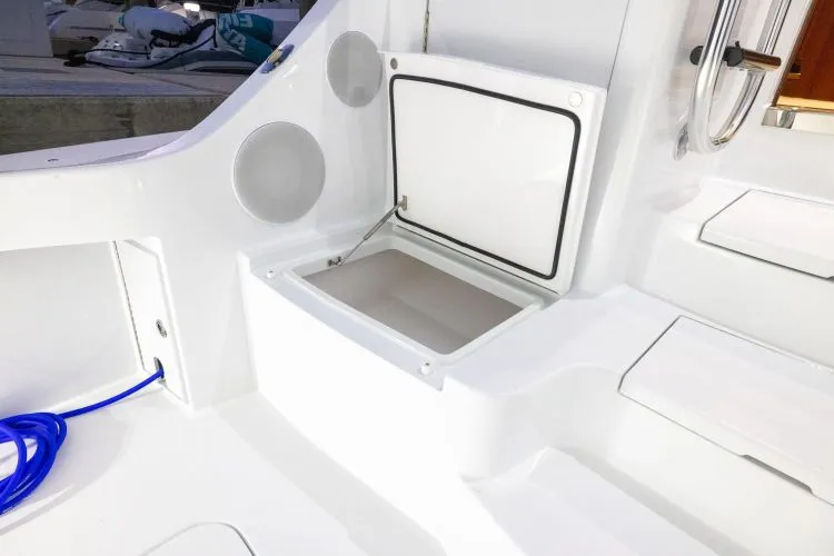 Slide: The Image of 2024 Hatteras Gt70 - Image 17 - 17