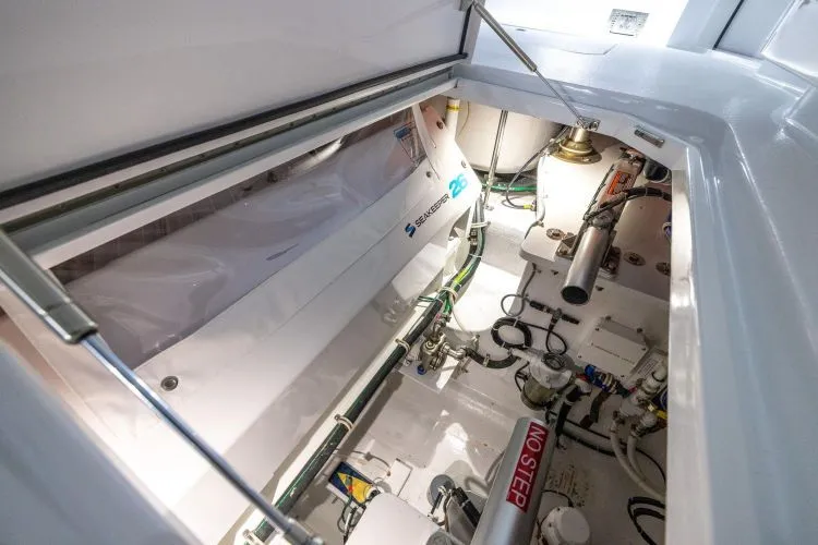 Slide: The Image of 2024 Hatteras Gt70 - Image 47 - 47