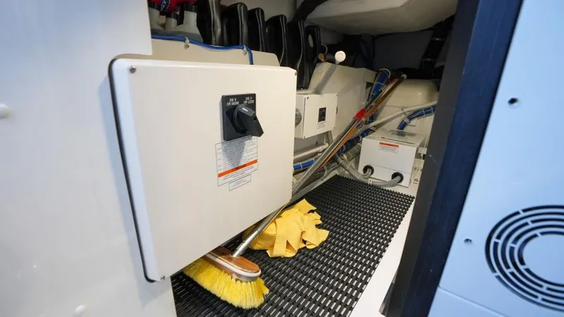 Slide: The Image of 2024 Hatteras Gt70 - Image 48 - 48