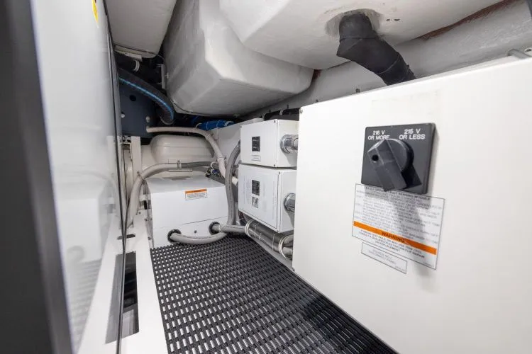 Slide: The Image of 2024 Hatteras Gt70 - Image 49 - 49