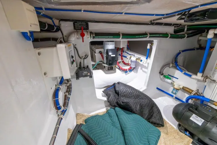 Slide: The Image of 2024 Hatteras Gt70 - Image 57 - 57