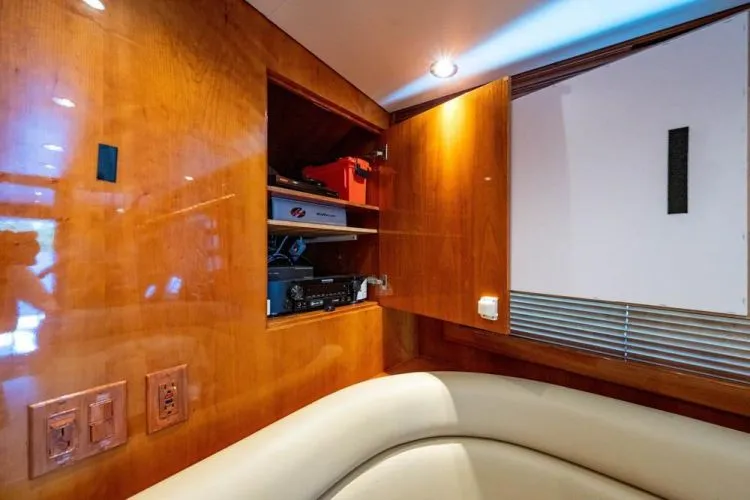 Slide: The Image of 2004 Hatteras Enclosed Bridge - Image 17 - 17