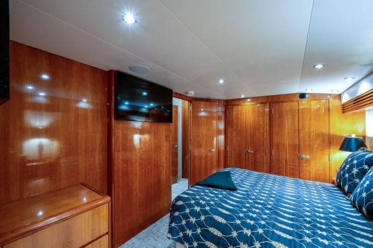 Slide: The Image of 2004 Hatteras Enclosed Bridge - Image 29 - 29