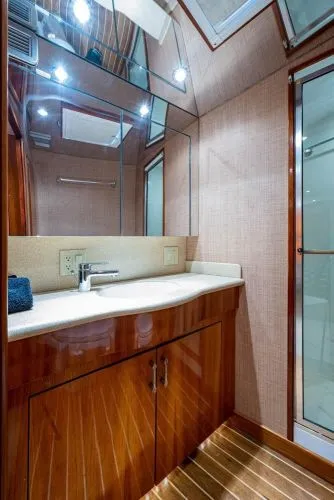 Slide: The Image of 2004 Hatteras Enclosed Bridge - Image 31 - 31