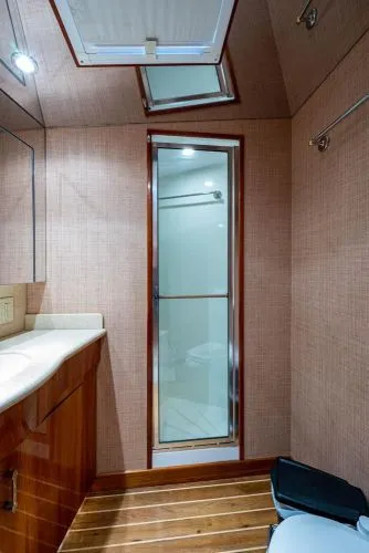 Slide: The Image of 2004 Hatteras Enclosed Bridge - Image 32 - 32