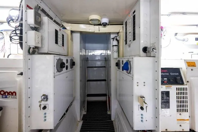 Slide: The Image of 2004 Hatteras Enclosed Bridge - Image 82 - 82