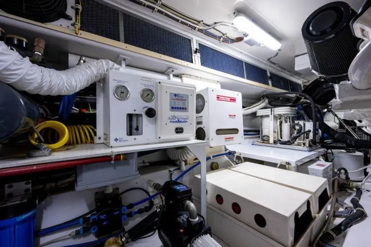 Slide: The Image of 2004 Hatteras Enclosed Bridge - Image 89 - 89