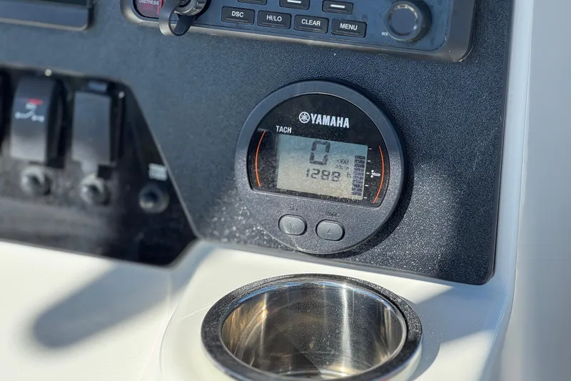 Slide: The Image of Yamaha tachometer on 2023 Parker 21SE Center Console boat dashboard. - 30