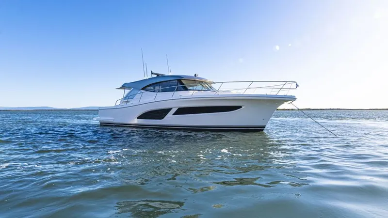 Slide: The Image of 2026 Riviera 465 Suv - Image 4 - 4