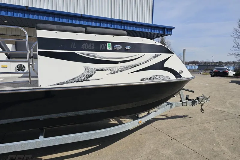 Slide: The Image of 2014 Caravelle 247 UU Razor E-Toon boat on trailer, parked outdoors. - 15