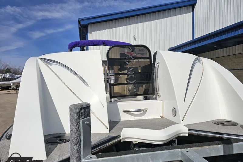 Slide: The Image of 2014 Caravelle 247 UU Razor E-Toon boat with sleek white design at a marina. - 20