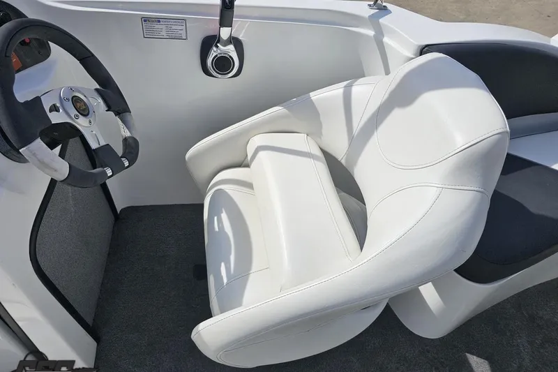 Slide: The Image of White captain's chair and steering wheel in 2014 Caravelle 247 UU Razor E-Toon boat. - 49
